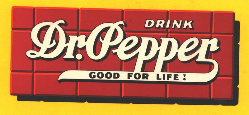 Dr retro. Логотип др Пеппер. Доктор Пеппер этикетка. Доктор Пеппер надпись. Логотип американских напитков.