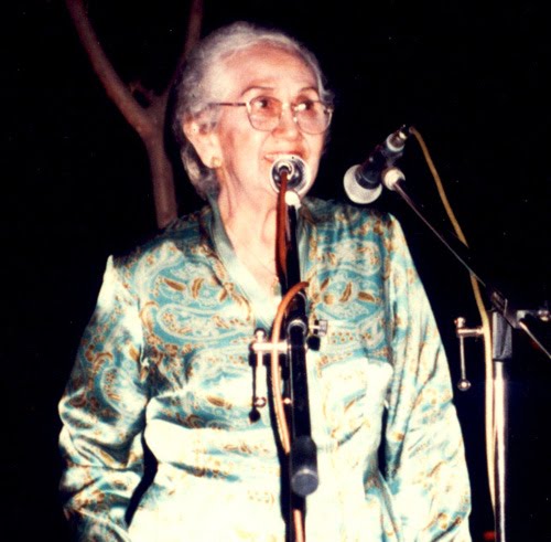 MISTERI SRI AYATI DALAM ‘SENJA DI PELABUHAN KECIL