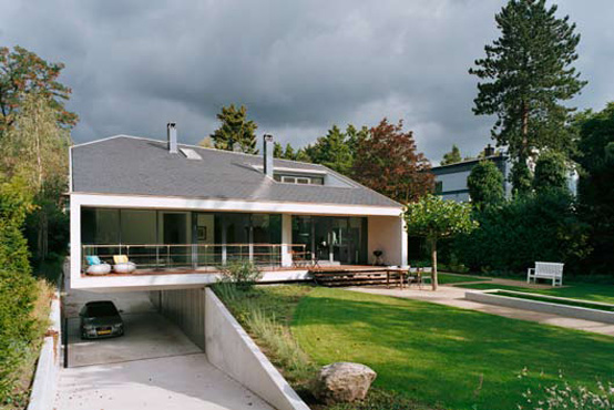 FACHADAS DE CASAS Y CASAS POR DENTRO: Moderna Casa con diseños esculturales  en un Bussum Villa Lush