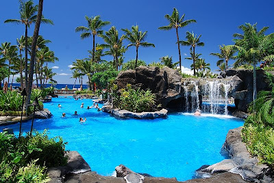 Piscina com cascata e curva