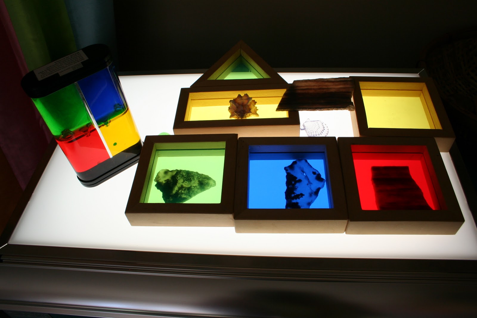 Pink and Green Mama: * Preschool At Home: Exploration Light Table