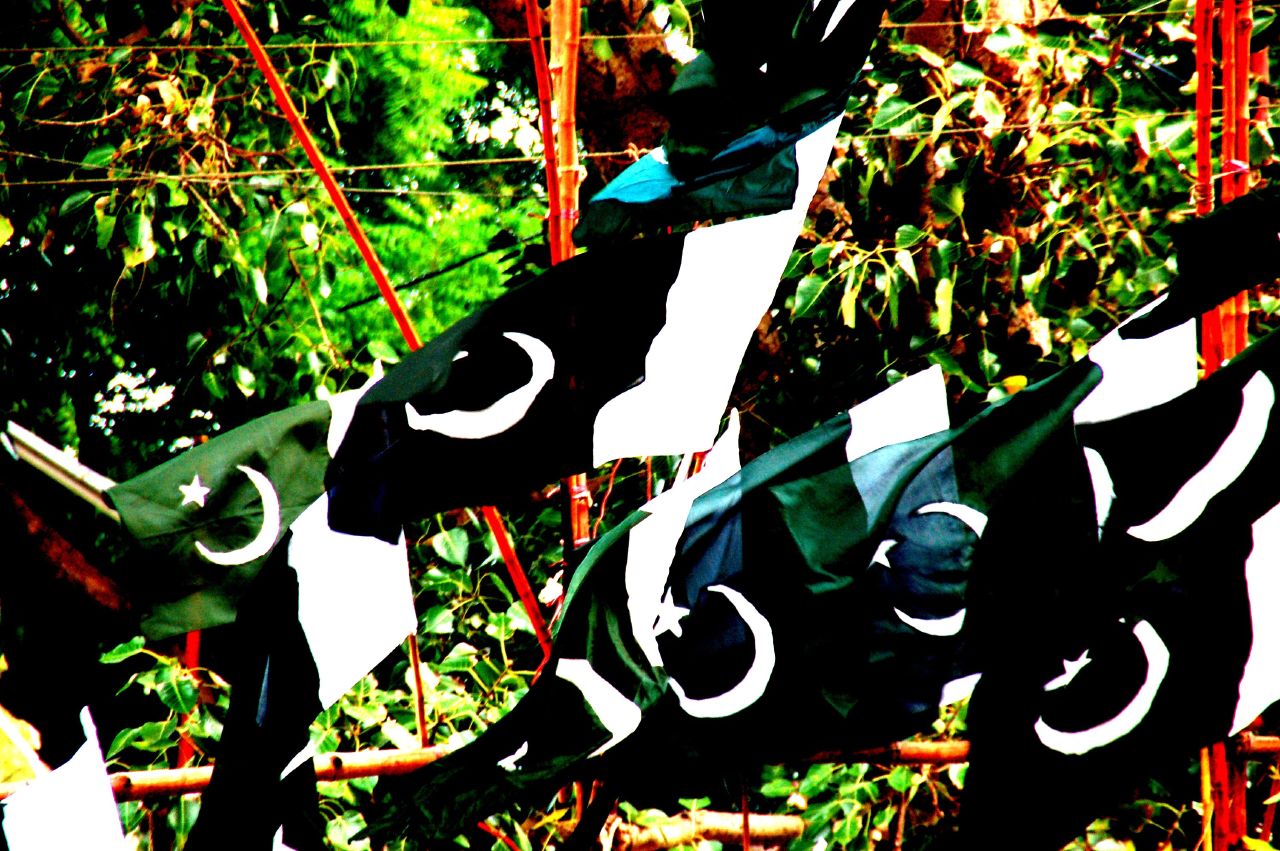 http://2.bp.blogspot.com/_TXjZoKDK5Ds/TUz1lGfIv1I/AAAAAAAAA7I/nnQw0CL40tQ/s1600/Pakistan-Flag-Wallpaper.jpg
