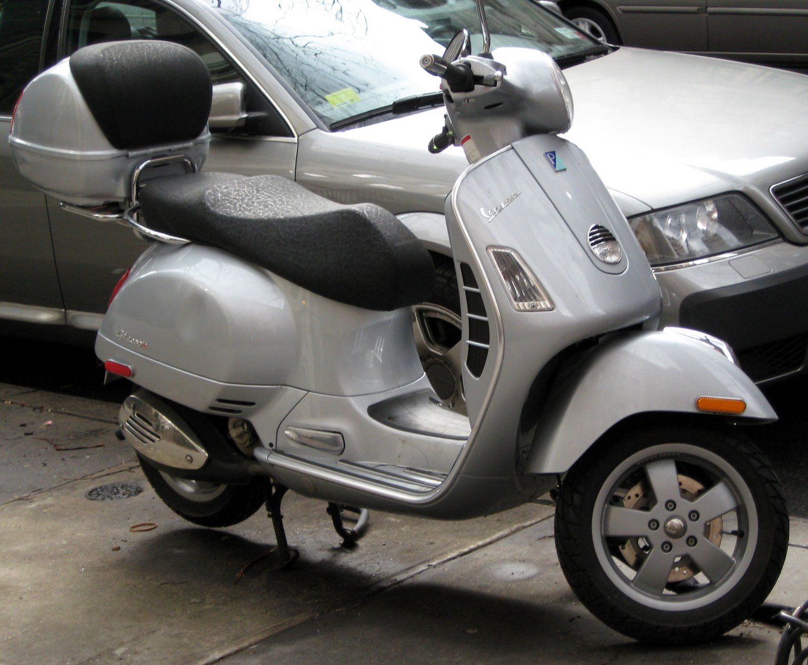 [silver_vespa.jpg]