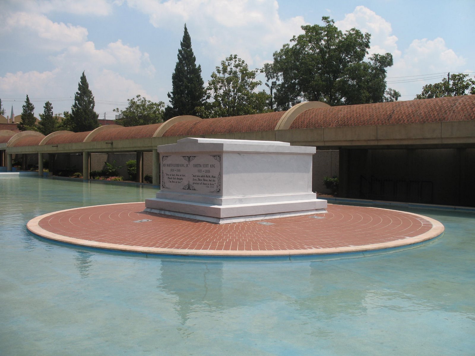 [martin_luther_king_jr_tomb.jpg]
