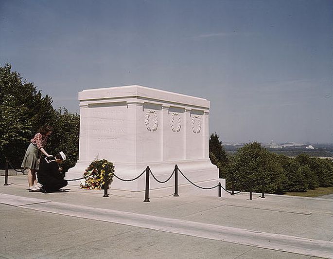Sailor and girl at the Tomb of the Unknown Soldier, Washington, D.C.