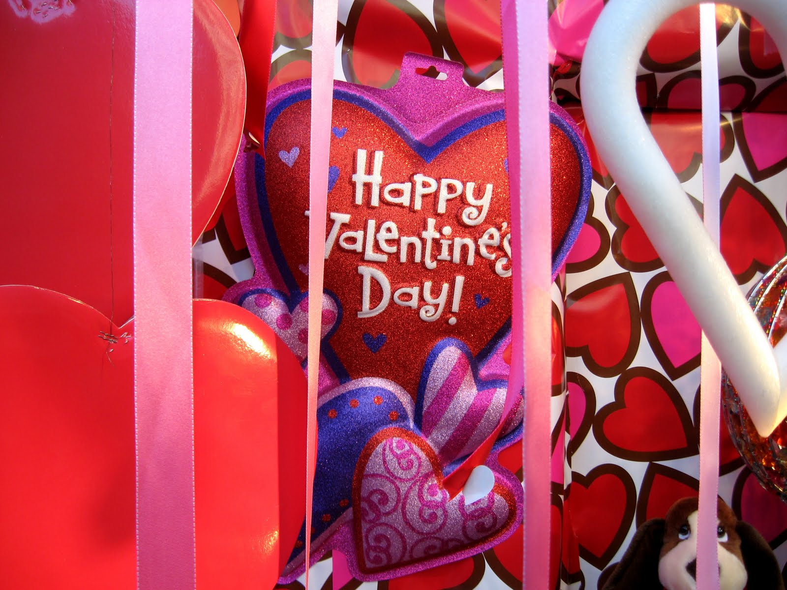 [valentines_day_hearts_and_streamers.jpg]