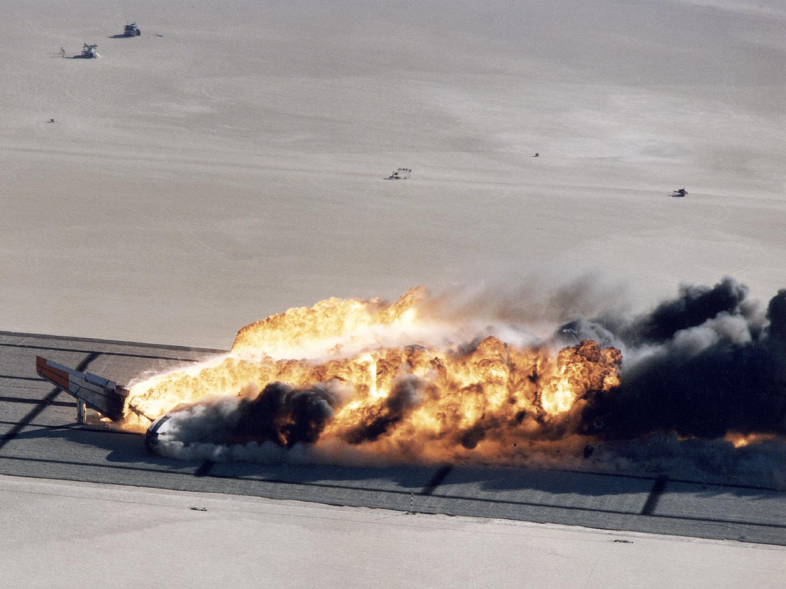 [airliner_crash_2.jpg]