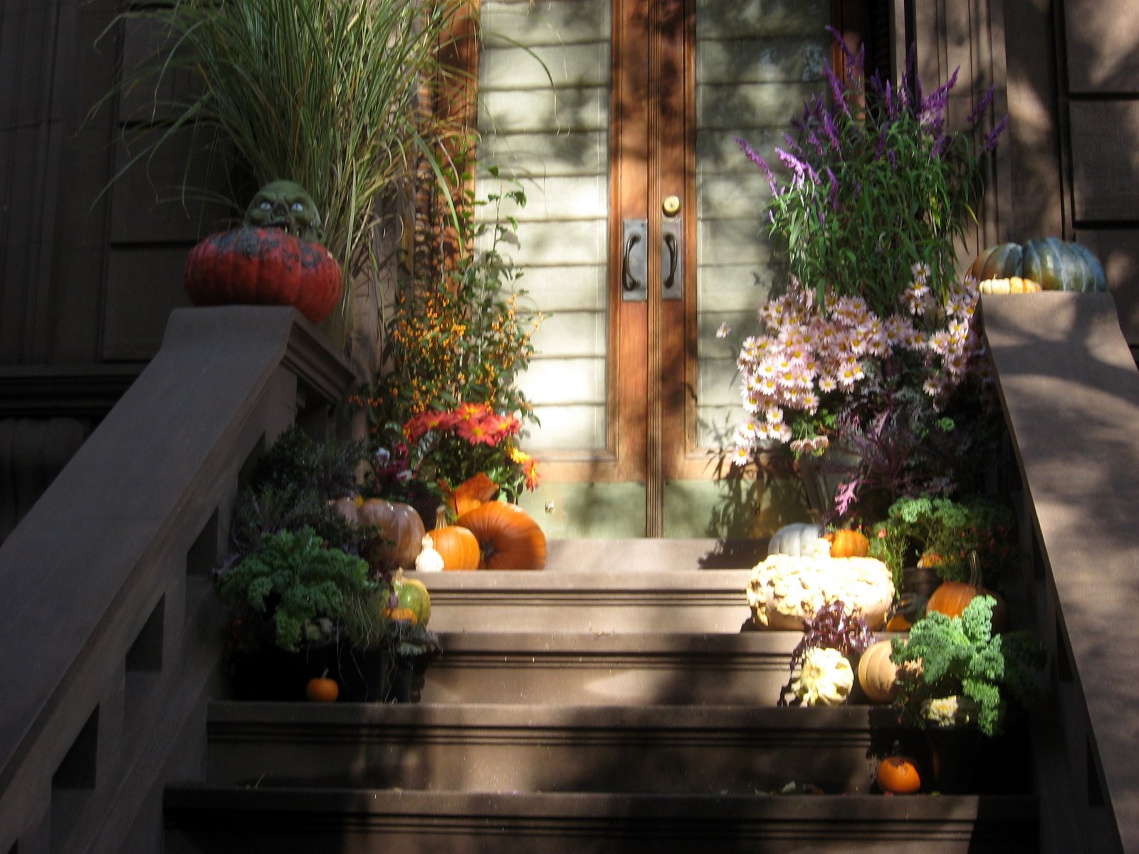 [halloween_house.jpg]