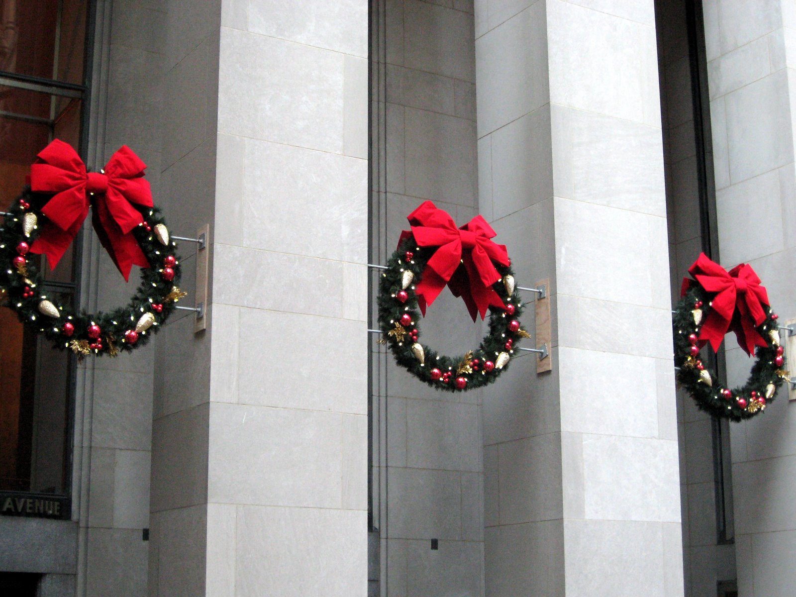 [rockefeller_center_wreaths_2.jpg]