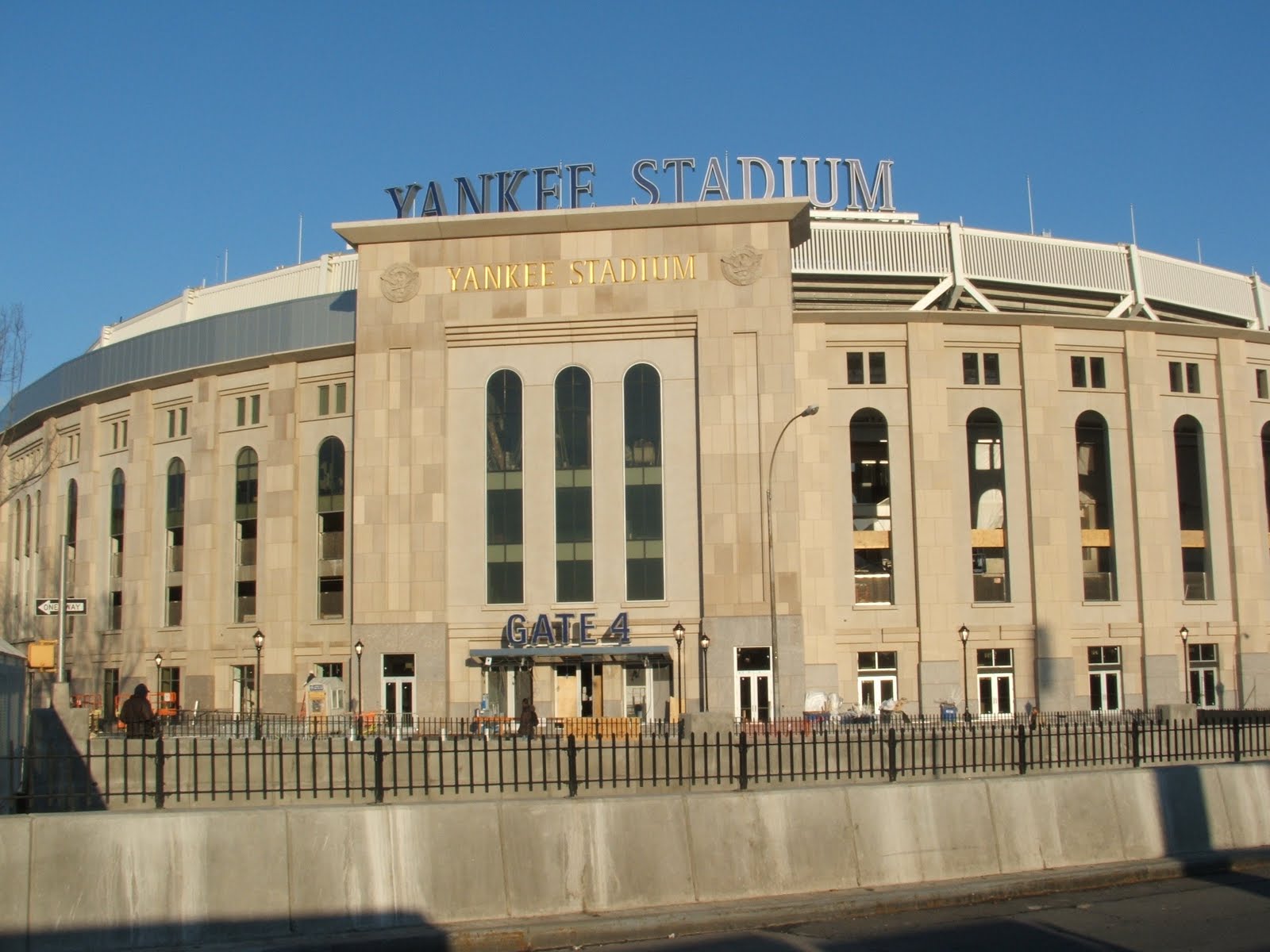 [new_yankee_stadium.JPG]