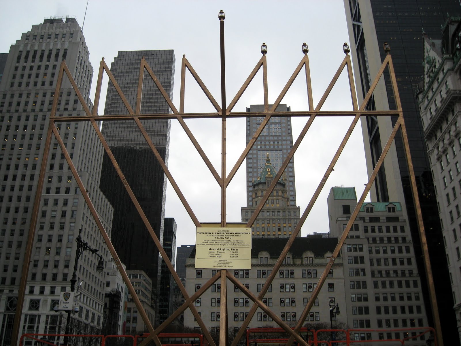 [largest_hanukkah_menorah.jpg]