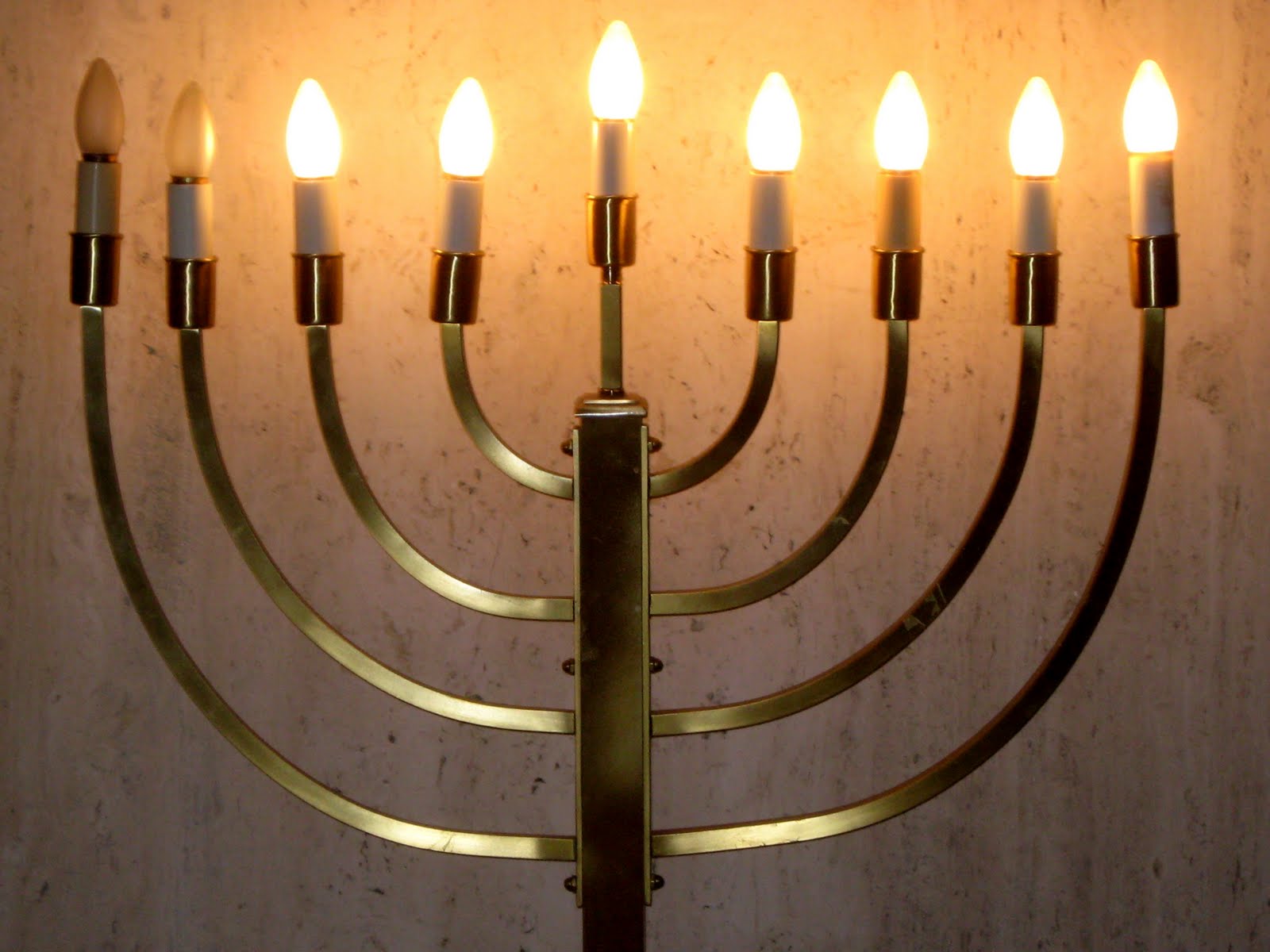[menorah_hanukkah.jpg]