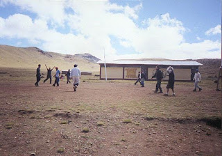 Levantando los brazos en el Coloso deportivo del caserío de Huachipampa a 4,200 msnm... a 16 km de la cordillera del Pariaqaqa, Huarochirí.... no estaba saludando sino pidiendo un tanque de oxígeno.. igualito perdimos 6-0 contra los locales... 