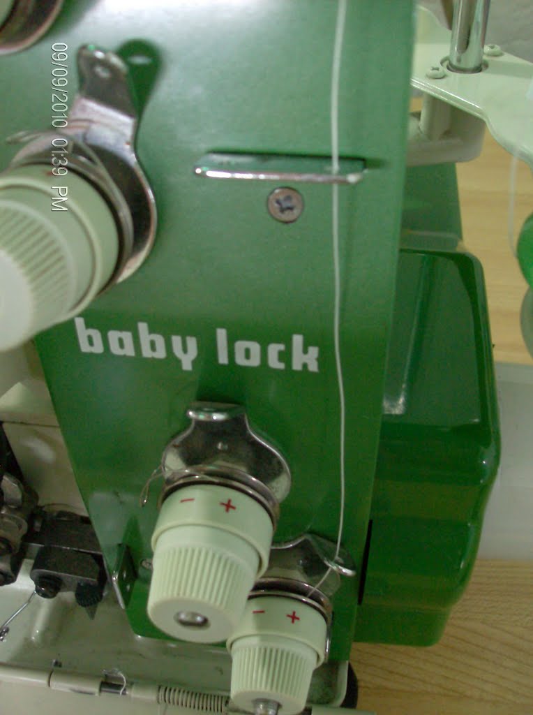 ¿Cómo enhebrar una máquina overlock Juki Baby Lock EA605?