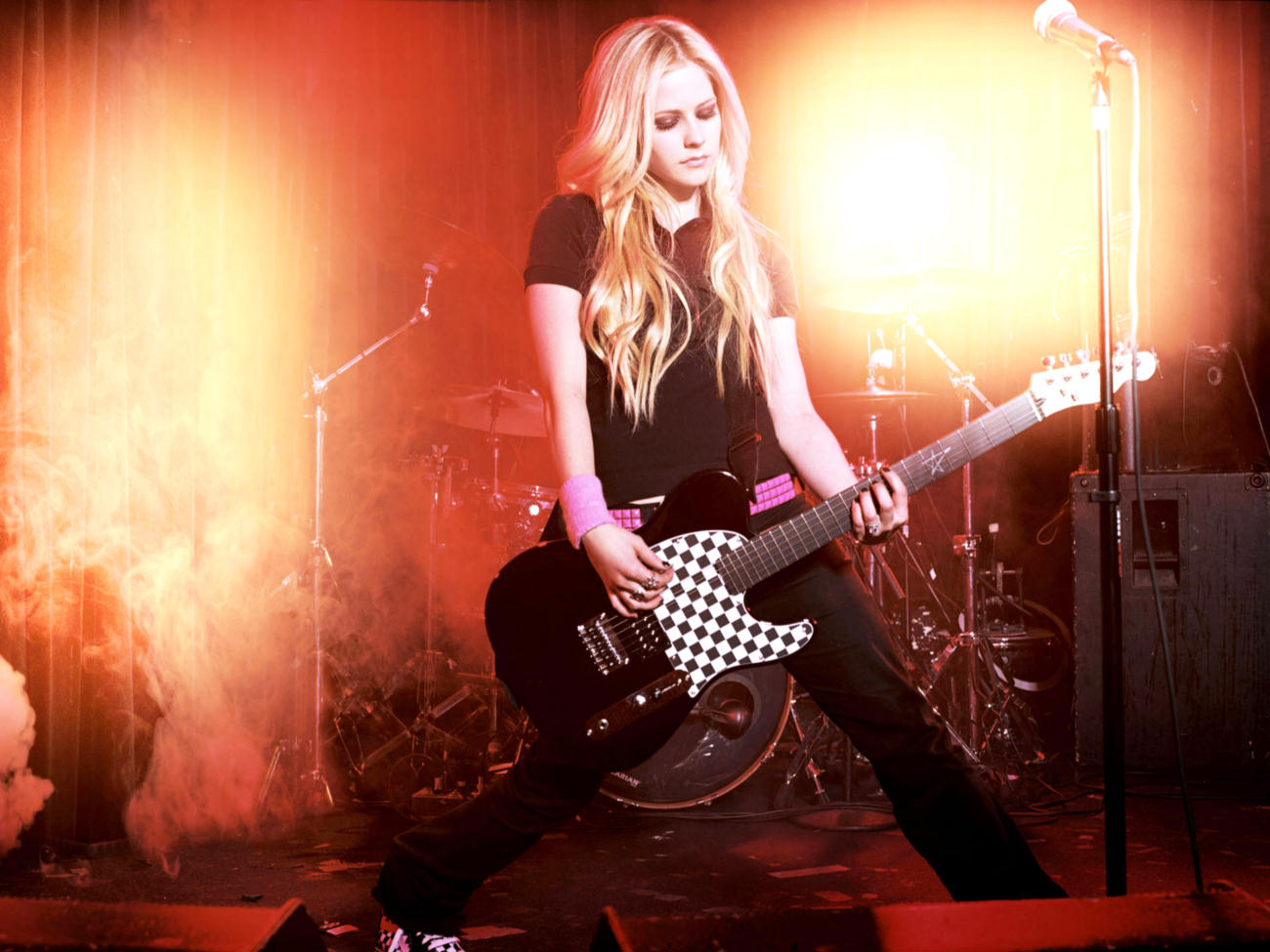 http://2.bp.blogspot.com/_TfZlm72DJJc/TIs8xqJGMoI/AAAAAAAAAEs/kzTu6PKrQ5w/s1600/avril-lavigne-wallpaper-1090.jpg