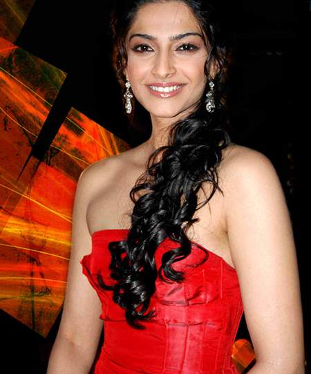 http://2.bp.blogspot.com/_TiCO8op_NpI/SxTLxUz-NVI/AAAAAAAABF8/Q4mJJlLm_3M/s1600/Interview++Sonam+Kapoor.jpg