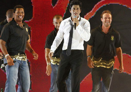 Malaika, Priyanaka, SRK entertaining Crowd in SA