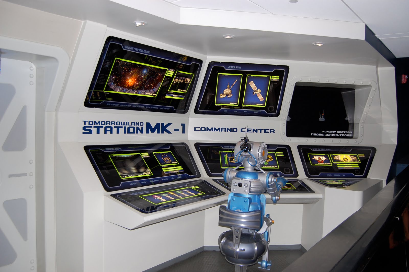 Disneyland Resort Space Station – VYWSOB