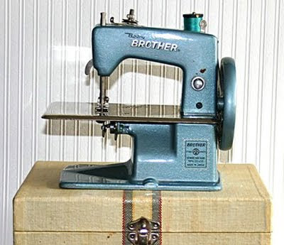 vintage-sewing-machine-toy