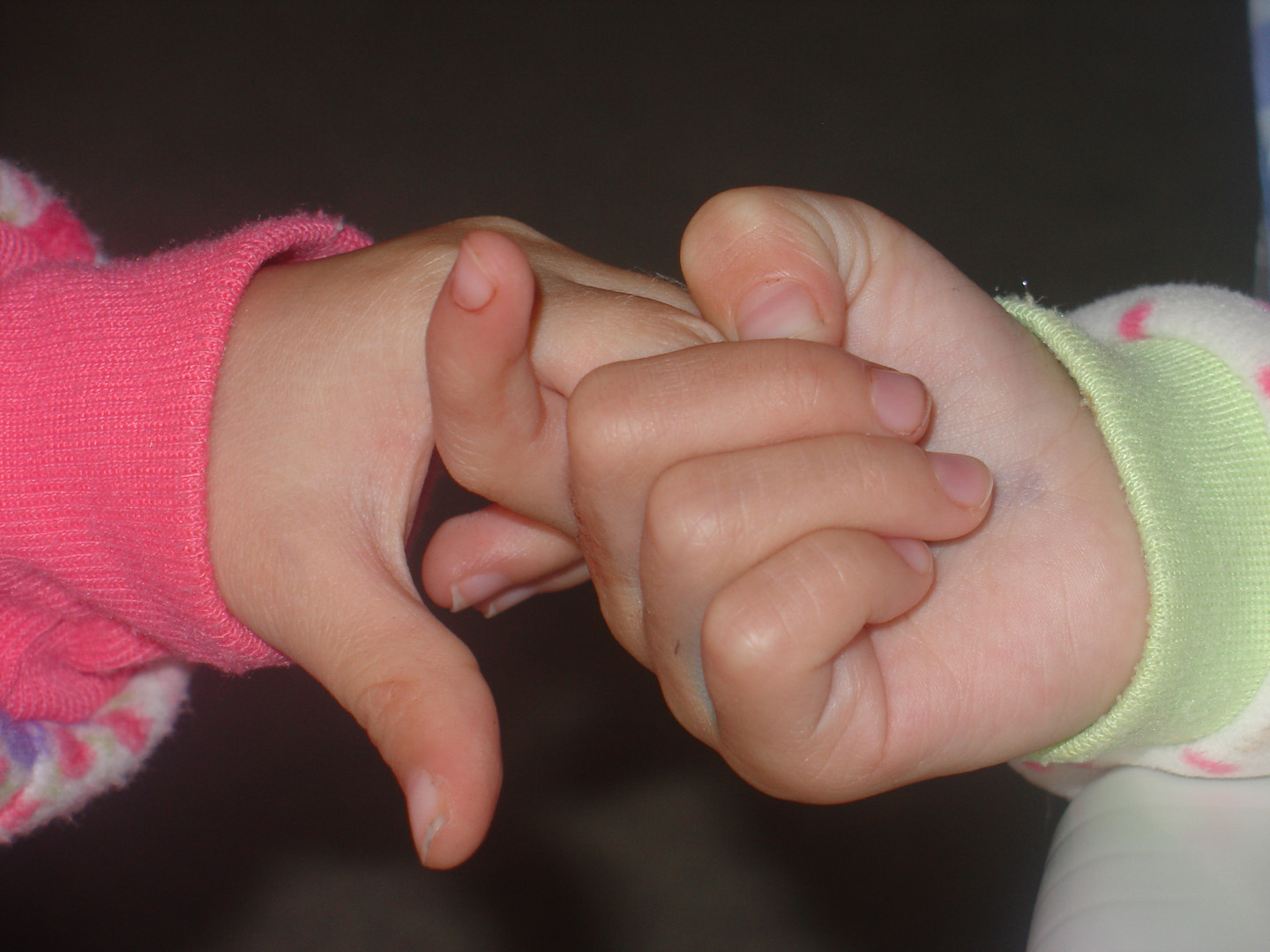 [2007.10.29HoldingHands.jpg]