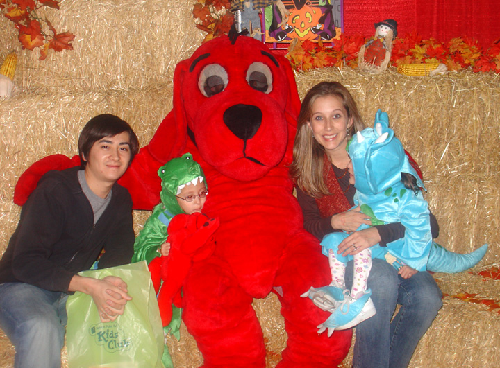 [2007.10.20FamilywithClifford.jpg]