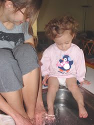 [2006.02.18HollandPlayinginSink.jpg]