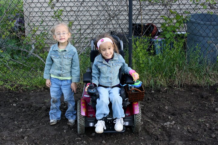 [2009.05.17GirlsGarden.jpg]