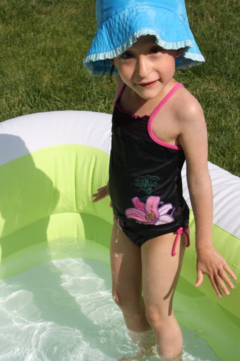 [2009.06.30HollandSwimming.jpg]