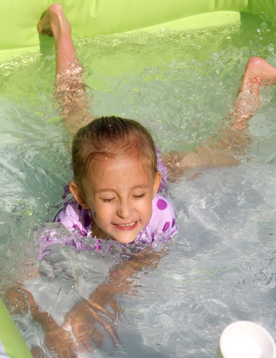 [2009.07.07HollandPool.jpg]