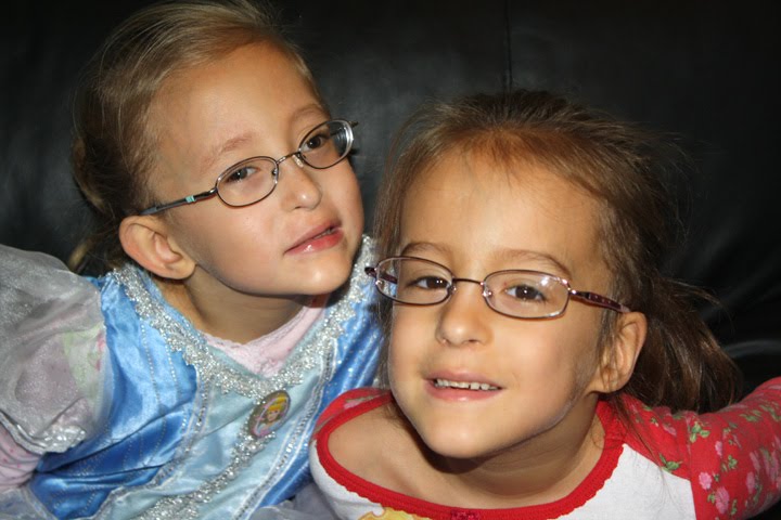 [2009.09.26E'sNewGlasses.jpg]