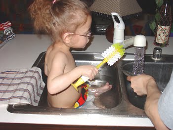 [2007.02.04HollandWashingDishes.jpg]