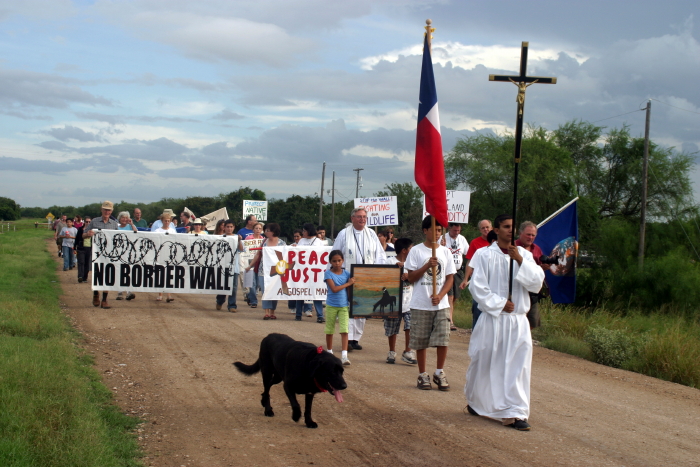 [La+Lomita+No+Border+Wall+Festival+procession+-+courtesy+Scott+Nicol_1_1.JPG]