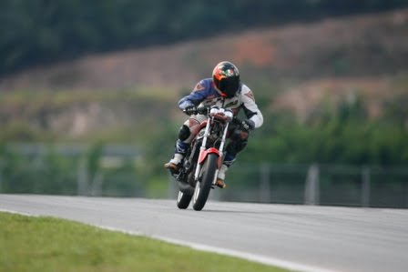 Kawasaki Victor in action - Approaching Turn 5 Sepang