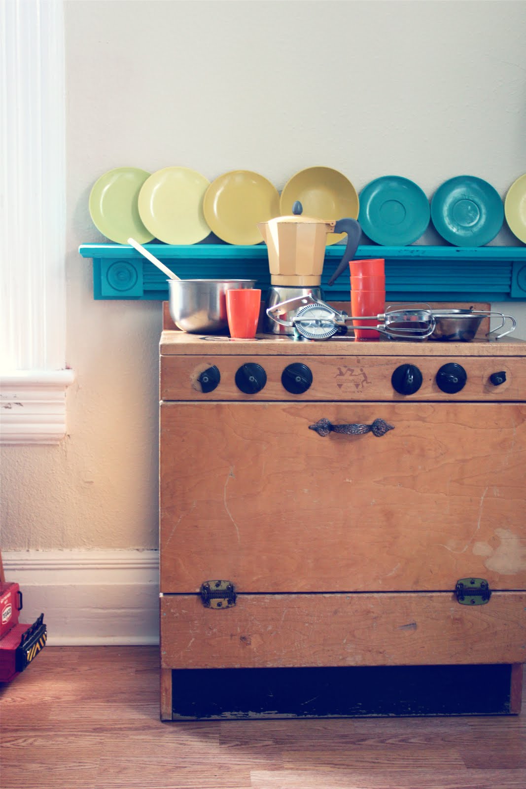 Smile and Wave: The Vintage Play Kitchen!