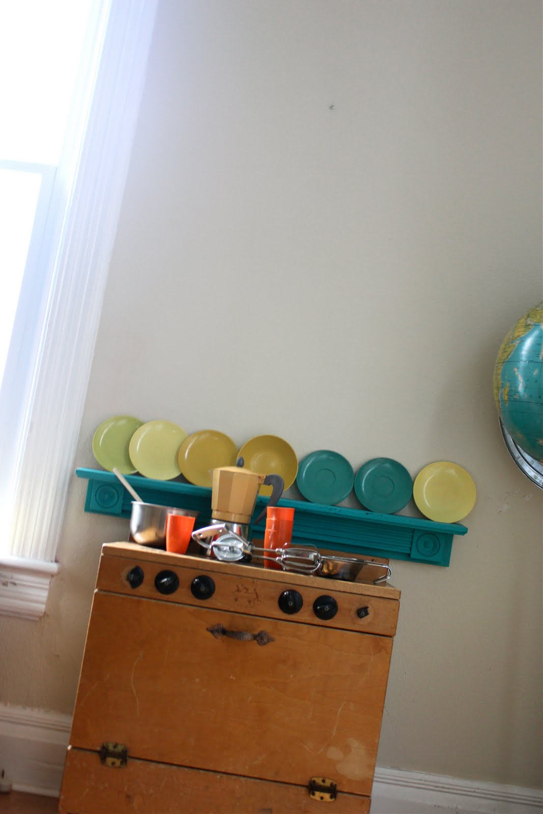 Smile and Wave: The Vintage Play Kitchen!