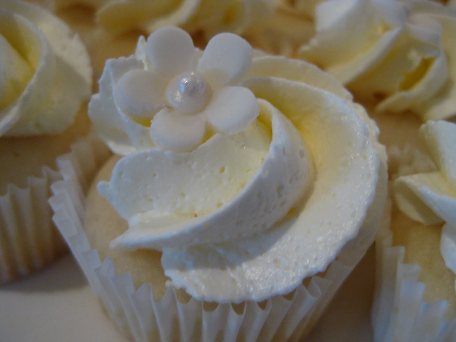 ROXIECAKES Vancouver White Wedding Cupcakes