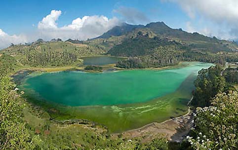 Indonesia merupakan negeri dengan alam yang indah.