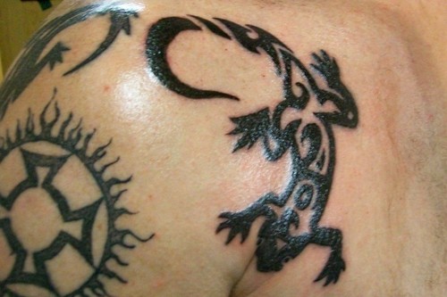 http://2.bp.blogspot.com/_U5-ZhYtfdX4/SwV8rGX6fAI/AAAAAAAAAeI/In6DoF5h98s/s1600/Lizard+Tribal+Tattoo.jpg