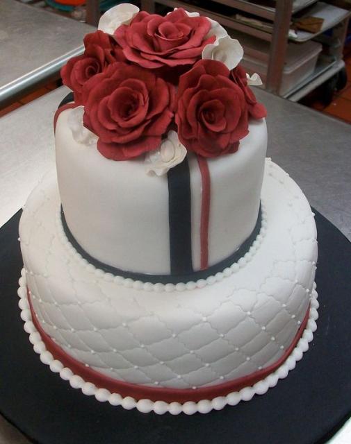 Quilted bottom tier and red roses on the top tier