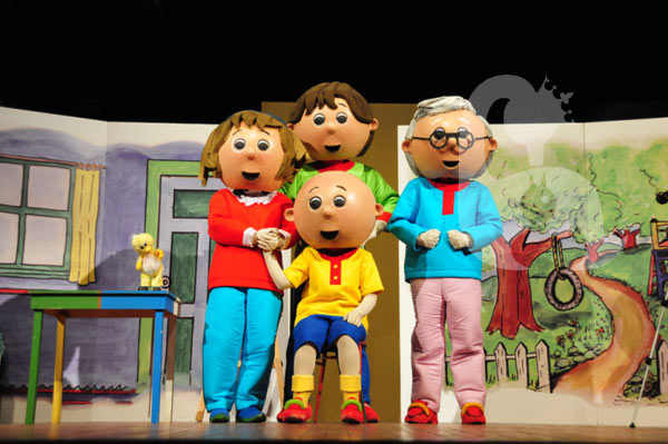 Caillou Tiyatro sahnesinde Caillou Tiyatro sahnesinde