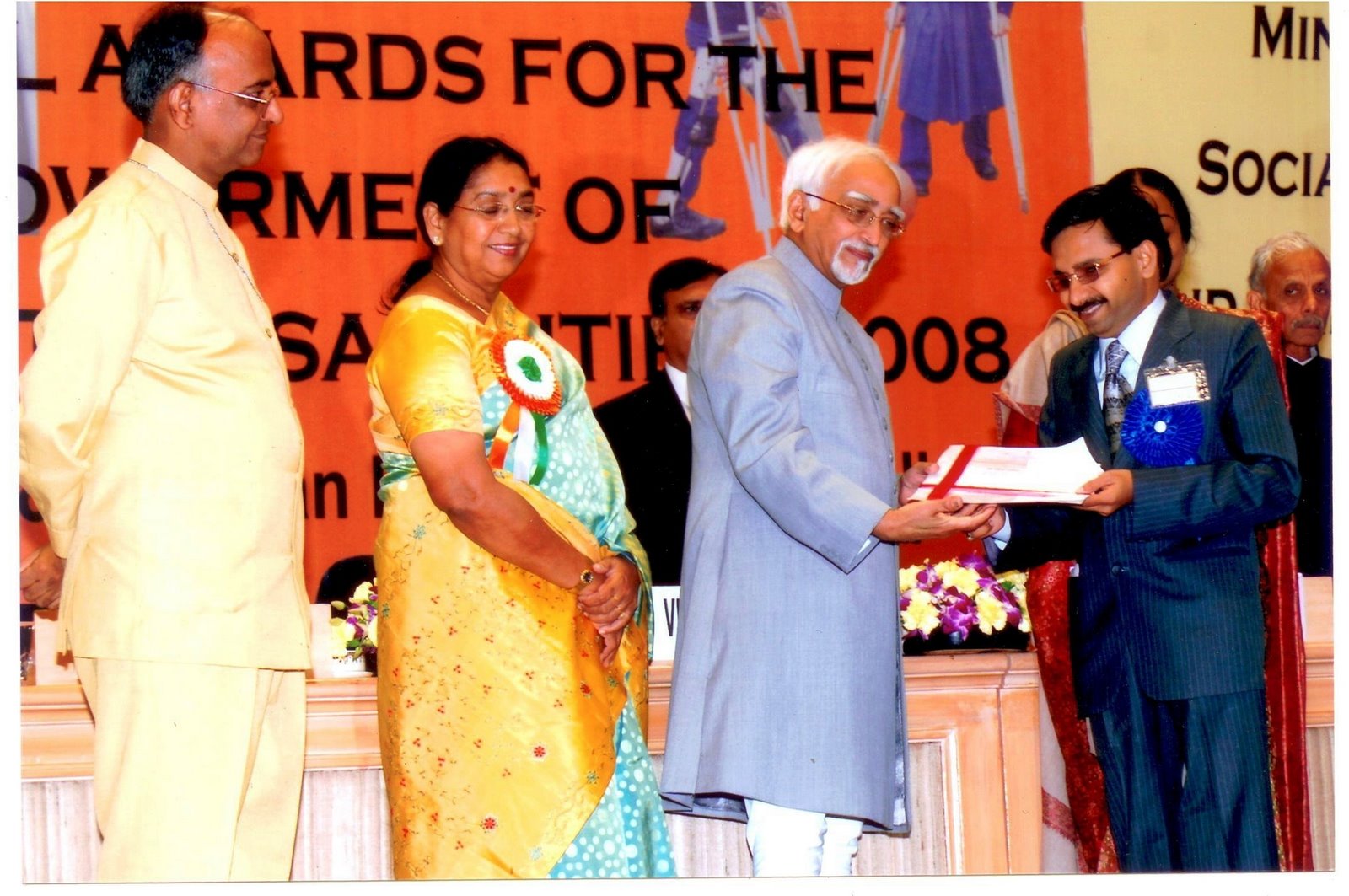 [Dr.+Ravindra+Nandedkar+receiving+National+Award+from+Vice+President+Hamid+Ansari+on+3rd+Dec+2008.JPG]