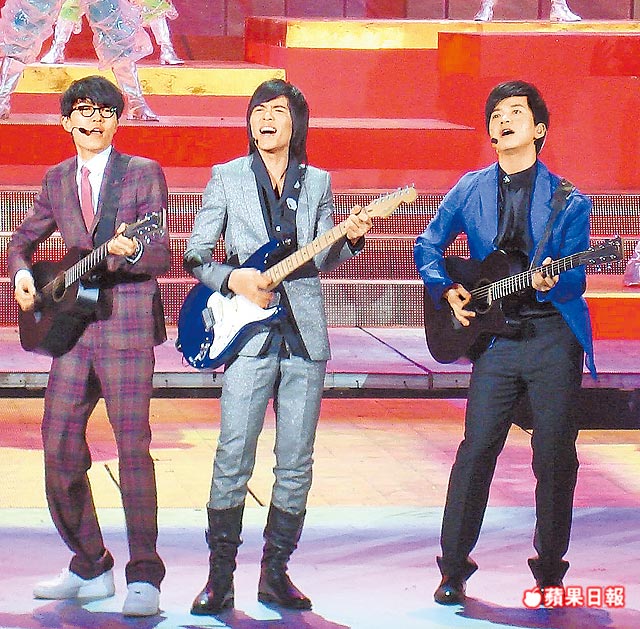 Jam Hsiao's Voice Cracks While Singing on CNY Gala