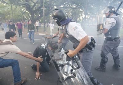 Combatente comunista desfere cabeçadas covardemente contras as mãos do soldado quase lhe causando fraturas no pulso.