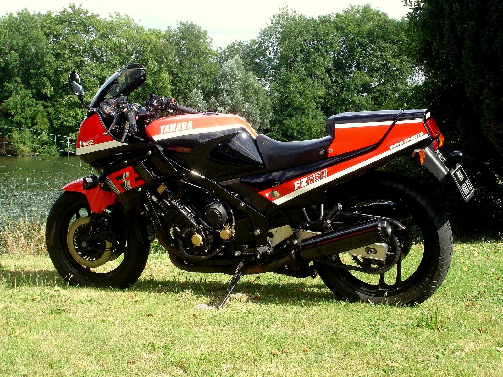 1985 yamaha fz750