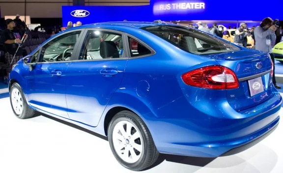 Novo Fiesta Sedan  2011 - azul - traseira