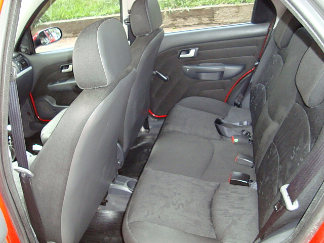 Interior do Fiat Palio HLX 2006 1.8 Flex Vermelho - bancos traseiros