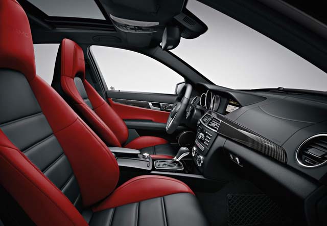 Novo Mercedes-Benz C63 AMG 2011 - Interior vermelho
