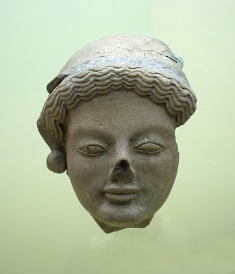 Tête féminine de style ionien, 520 avant notre ère (musée archéologique de Locri Epizefiri)