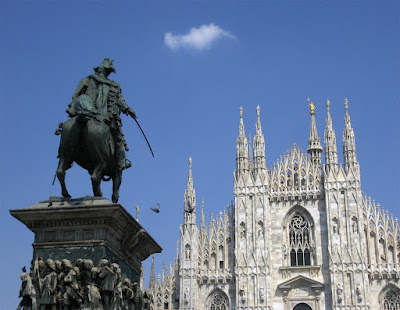 Moitié supérieure de la façade de la cathédrale de Milan. L'autre moitié est actuellement couverte de panneaux publicitaires.