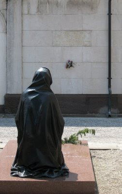 Au fond, sur le mur, se trouve l'inscription à la mémoire du dernier des Mozart.